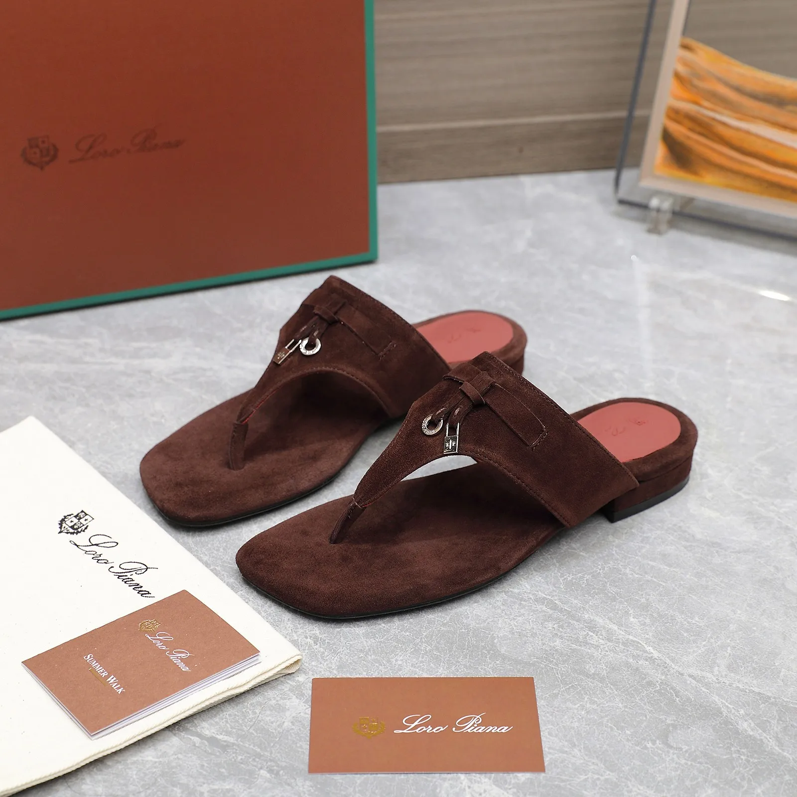 👟👟Ex-factory price 560👟👟 Purchasing-grade [Loro Piana] LP Mindil series T-strap thong sandals ✔️Top quality ✔️Soft sheep leather forms a tailor-made band that meets at the top of the upper and is fixed by a strong elastic ankle design. One is adorned with a discreet horn padlock, the other a gold circle badge. With its simple construction and sophisticated feel, these sandals are ideal for summer. ✔️Material: imported sheepskin fabric, sheepskin lining and feet ✔️Imported genuine leather outsole ✔️Code number: 35-42 (35/41/42 custom-made, non-refundable)